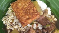 Ternyata bukan cuma pecel yang disajikan dengan pincuk tapi juga rawon. Ini rawon pincuk milik @ida_bali1. Foto: Instagram