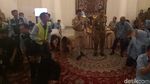Momen Anies dan Sandi Sujud Syukur Bareng Pegawai TransJ