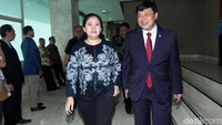 Ketua DPP PDIP nonaktif Puan Maharani hadir langsung ke DPR untuk menyaksikan pelantikan Utut Adianto. Menko Pemberdayaan Manusia dan Kebudayaan itu merupakan eks Ketua Fraksi PDIP di DPR, yang saat ini juga masih dijabat oleh Utut. Foto: Lamhot Aritonang