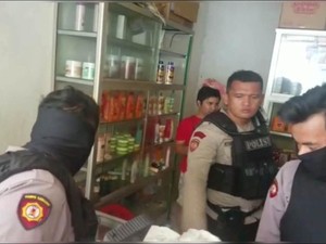 Polisi Gerebek Toko Kosmetik yang Jual Pil Penenang di Jaktim