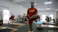 Ya, belakangan Eko seolah diajak bermain-main rollercoaster. Enam bulan menjelang Asian Games, kondisi badannya malah drop. Eko kena tifus dan dirawat di Rumah Sakit Hermina Galaxy Bekasi. Belum juga meninggalkan rumah sakit, Eko diputus tak bisa tampil di Asian Games 2018. Asian Games yang akan dihelat di Jakarta dan Palembang.