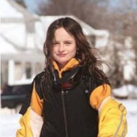 Senyuman Zoe Roth yang terlihat licik dengan latar belakang rumah terbakar membuatnya dijuluki Disaster Girl. Foto diambil pada 2004 saat ia berusia empat tahun dan sebenarnya bukan rumahnya yang terbakar, tapi saat itu para pemadam kebakaran sedang latihan. Kini Zoe tumbuh jadi remaja cantik dengan senyum yang manis. Foto: Istimewa