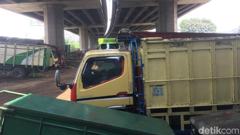 Ada Parkir Truk Liar di Kolong Tol Kalijodo Ada Parkir Truk Liar di Kolong Tol Kalijodo