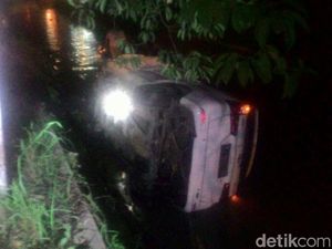 Mobil Nyemplung Sungai karena Jalan Rusak, Sopir Terjepit Satu Jam
