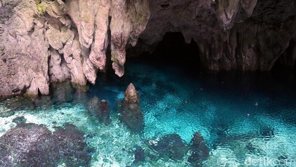 Pemburu dan 2 ekor anjingnya dikutuk jadi batu karena mengeluarkan kata-kata makian saat berada di dalam goa. Batu pemburu ini bisa dilihat wisatawan. (Wahyu/detikTravel) Pemburu dan 2 ekor anjingnya dikutuk jadi batu karena mengeluarkan kata-kata makian saat berada di dalam goa. Batu pemburu ini bisa dilihat wisatawan. (Wahyu/detikTravel)