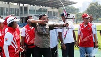 Ia mengarahkan anak panahnya ke sasaran.