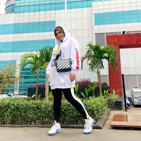 Astrid Kuya tampak sangat kekinian dengan oversized jacket dari H&M dan Diagonal Doule Flap Leather Pouch dari Off White senilai 440 pounsterling atau sekitar Rp. 8,4 juta.  Foto: Instagram