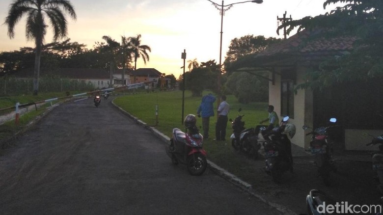 Pesawat Latih Jatuh di Cilacap Saat Bermanuver Akrobatik Pesawat Latih Jatuh di Cilacap Saat Bermanuver Akrobatik