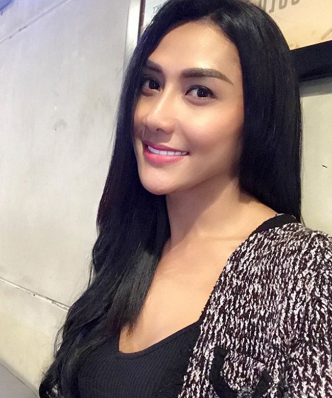 Melly Bradley juga sempat memberikan pengakuan bahwa dirinya merupakan seorang transgender. Nama Melly sendiri sempat viral karena tindakannya membongkar aib Lucinta Luna. Dia menyebut bahwa Lucinta Luna adalah seorang transgender yang tak mau mengakui dirinya. Foto: Instagram/melly.bradley
