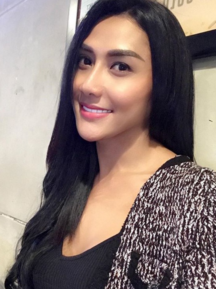 Gaya ART Syahrini di Eropa, Melly Transgender yang Bongkar ...