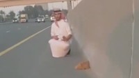 Maret 2018. Seorang pria menyelamatkan seekor kucing yang entah apa alasannya kemudian berada di salah satu ruas jalan tol di Dubai. (Foto: Dok. Instagram @ahmed_alqasimi via Gulf News)