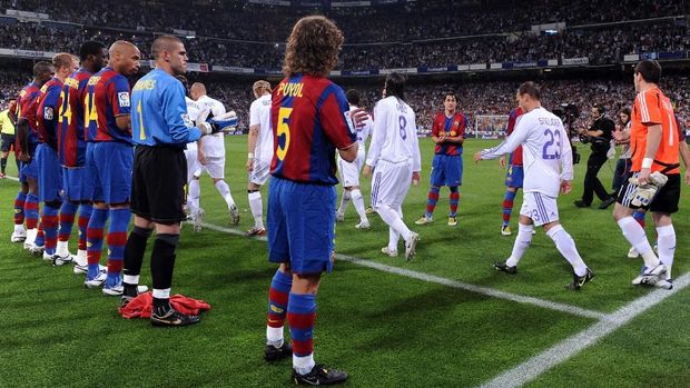 Barcelona pernah memberikan penghormatan kepada Madrid yang menjadi juara La Liga 2007/2008.