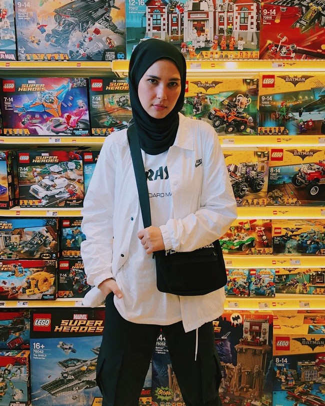 Selain selebriti, desainer Rani Hatta juga mulai mencoba gaya hypebast seperti ini. Ia sering tampil mengenakan oversized sweater dan T-shirt. Tapi, Rani tetap tampil dengan ciri khasnya yang minimalis dan warna monokrom. Foto: Instagram