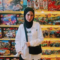 Selain selebriti, desainer Rani Hatta juga mulai mencoba gaya hypebast seperti ini. Ia sering tampil mengenakan oversized sweater dan T-shirt. Tapi, Rani tetap tampil dengan ciri khasnya yang minimalis dan warna monokrom. Foto: Instagram