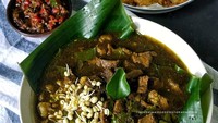 Rawon plus perkedel dan sambal. Paduan komplit nih. Btw porsi rawonnya bisa buat makan bareng-bareng ya itu? Foto ini diposting @pendhina.as. Foto: Instagram