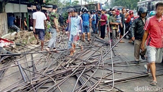 Penampakan Usai Truk Rem Blong Hajar Motor dan Mobil di Brebes