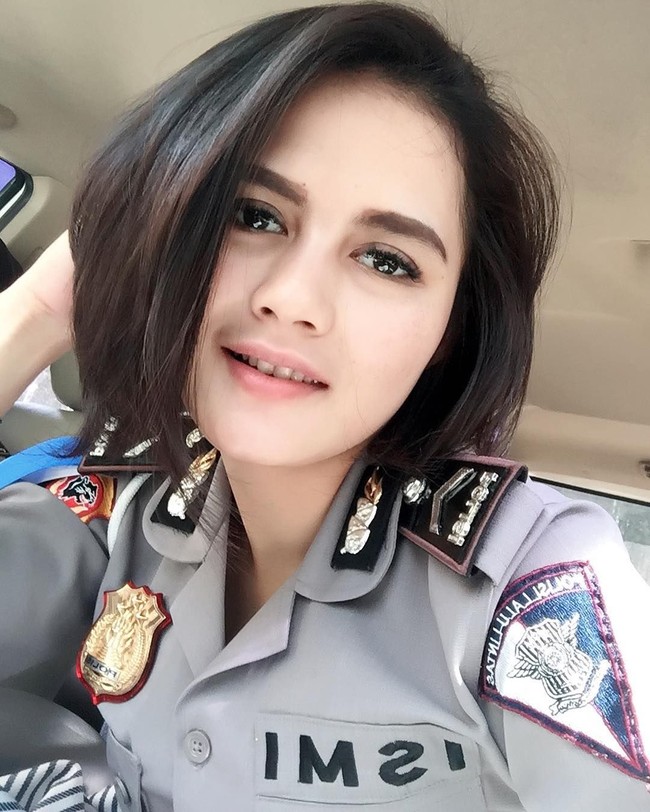 Bripda Ismi Aisyah merupakan polwan cantik yang fotonya sempat viral karena ada di lokasi teroris bom panci di Cicendo, Bandung pada Februari 2017. Sosoknya yang memesona itu pun jadi buah bibir netizen. Foto: Instagram
