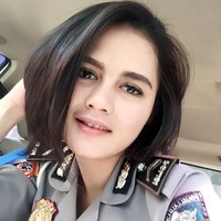 Bripda Ismi Aisyah merupakan polwan cantik yang fotonya sempat viral karena ada di lokasi teroris bom panci di Cicendo, Bandung pada Februari 2017. Sosoknya yang memesona itu pun jadi buah bibir netizen. Foto: Instagram