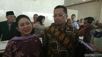 Mahyudin dan Titiek lalu memberi keterangan tentang posisi wakil ketua MPR kepada wartawan berbarengan. Mereka tampak akrab.