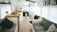 Ruang tamu berada di depan bus, diikuti oleh dapur dan kamar mandi. Ruang hidup terbagi menjadi dua sisi, dengan dua sofa di kedua sisinya bisa sesuai dengan seluruh keluarga. Sofa juga bisa dilipat ke tempat tidur penuh untuk para tamu. Istimewa/Inhabitat.