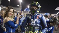 Valentino Rossi ditemani umbrella girl-nya (Mirco Lazzari gp/Getty Images)