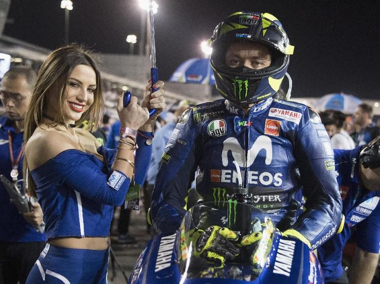 Umbrella Girl: Malam-malam Berpayung di Padang Pasir Qatar
