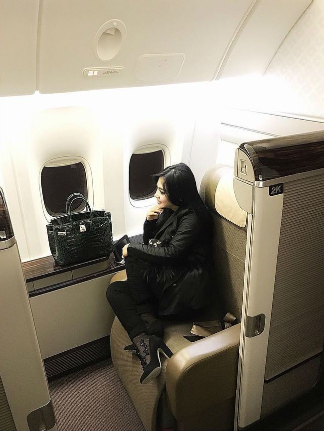Tampil serba hitam, Syahrini yang selalu berpose dengan duduk mengangkat kedua kakinya ke atas kursi pesawat terlihat ditemani tas Hermes Birkin Emeraude Crocodile 30 cm seharga US$ 88.500. Foto: Instagram/princessyahrini