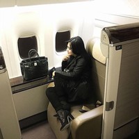 Tampil serba hitam, Syahrini yang selalu berpose dengan duduk mengangkat kedua kakinya ke atas kursi pesawat terlihat ditemani tas Hermes Birkin Emeraude Crocodile 30 cm seharga US$ 88.500. Foto: Instagram/princessyahrini