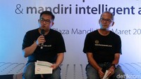 Direktur Digital Banking & Technology Bank Mandiri Rico Usthavia Frans memberikan penjelasan.