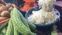 Tak ketinggalan aneka sayuran yang sudah diserut panjang. Proses memasak sayurpun jadi lebih cepat. Foto: detikfood
