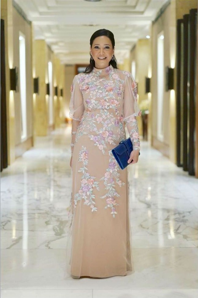 Menghadiri pernikahan Mesty Ariotedjo, Maia Estianty tampil elegan dengan dress dari desainer favoritnya Olive Narcias Bandit. Dia melengkapi penampilannya dengan clutch Hermes 29 cm berwarna biru seharga US$ 24.950 atau sekitar Rp 343 juta. Foto: Instagram @maiaestiantyreal
