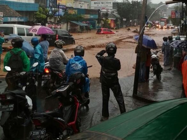 Banjir Bandang Terjang Cicaheum Bandung Bikin Warga Panik Banjir Bandang Terjang Cicaheum Bandung Bikin Warga Panik