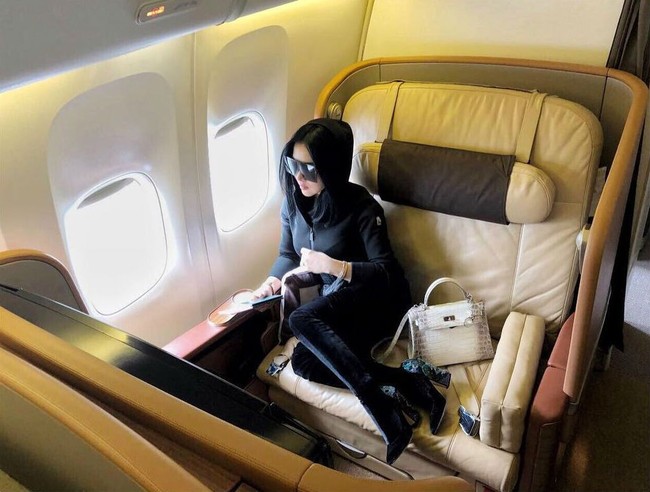 Menjelang akhir tahun 2017 Syahrini duduk di kursi first class untuk menuju tempat liburannya. Tas Hermes seharga miliaran terlihat ikut menemaninya dalam perjalanan. Bismillahirrahmanirrahim ... Where Ever You Go Only ALLAH SWT In Ur Mind !” tulisnya pada keterangan foto yang diunggah ke Instagram. Foto: Instagram/princessyahrini