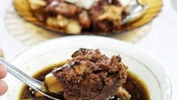 Kalau biasanya isian rawon adalah daging sapi yang dipotong kecil-kecil maka rawon ini berbeda. Foto postingan @17x_eh ini menggunakan daging iga. Mantap! Foto: Instagram