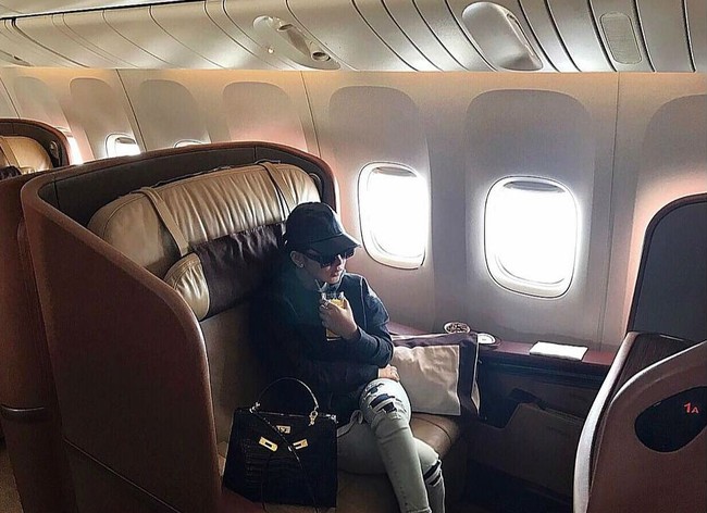 Tas Hermes Kelly Porosus berwarna hitam kali ini menjadi teman Syahrini yang sering berpergian sendirian itu. Tas yang mendampingi Syahrini di dalam pesawat itu harganya mencapai US$ US$ 63.300. Foto: Instagram/princessyahrini