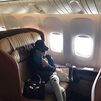 Tas Hermes Kelly Porosus berwarna hitam kali ini menjadi teman Syahrini yang sering berpergian sendirian itu. Tas yang mendampingi Syahrini di dalam pesawat itu harganya mencapai US$ US$ 63.300. Foto: Instagram/princessyahrini