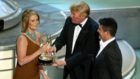 Pada tahun 2004, Nixon menerima Emmy Award atas perannya di Sex and The City. Penghargaan itu diserahkan oleh Donald Trump yang kini jadi Presiden Amerika Serikat. Nixon sendiri kini secara terbuka menentang kebijakan-kebijakan Presiden Trump. (Foto: AFP Photo/VINCE BUCCI)
