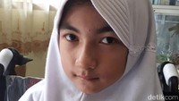 Bulan yang menerima kiriman ini terlihat senang. Permintaan lewat surat tulisan tangannya yang diunggah di media sosial itu diwujudkan Presiden.   Terima kasih, Pak Jokowi, kata Bulan.