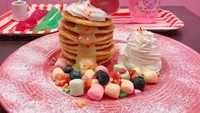 Ada juga tumpukan pancake kecil, yang disajikan dengan gulungan cake, permen unicorn, marshmallow, ditemani whipped cream dan susu kental manis. Foto: Istimewa