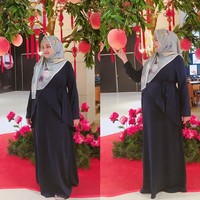 Di kesehariannya, Siti Nurhaliza hampir selalu mengenakan dress panjang. Agar tetap tampil stylish, ia memilih dress dengan detail yang cantik atau memadukannya dengan hijab motif yang sedang tren. Foto: Instagram/ctdk