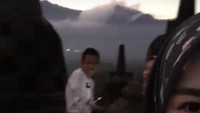 Dalam video di Instagram itu pula terlihat beberapa orang bersama Ayana. Ia bahkan sampai malam ada di Candi Borobudur (xolovelyayana/Instagram)