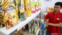 Makanan ringan juda dijual di minimarket ini.