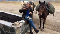 Dia menaklukan jalur treking National Bicentennial selama 11 bulan. Dia menjadi wanita kedua yang berhasil menaklukan jalur ini, dan satu-satuya yang menggunakan kuda.  (Wild at Heart Australia/Facebook)