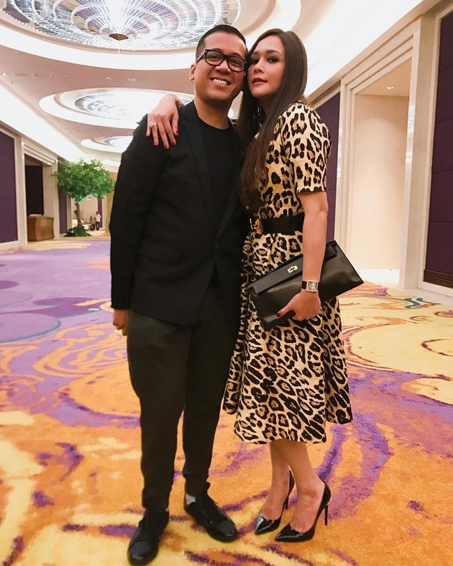 Berpose bersama komposer Andi Rianto, Maia terlihat bergaya dengan clutch Hermes berwarna hitam seharga US$ 5.125 atau sekitar Rp 70 juta. Foto: Instagram @maiaestiantyreal
