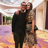 Berpose bersama komposer Andi Rianto, Maia terlihat bergaya dengan clutch Hermes berwarna hitam seharga US$ 5.125 atau sekitar Rp 70 juta. Foto: Instagram @maiaestiantyreal