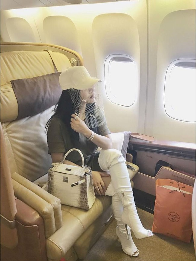 Bergaya unik dengan topi dihiasi jaring dari brand Fenty x Puma seharga US$ 90, Syahrini juga tak lupa membawa tas Hermes Birkin Crocodile nilo yang harganya mencapai Rp 2 miliar. Foto: Instagram/princessyahrini