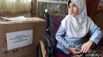 Foto: Ekspresi Bulan saat Coba Kursi Roda dari Jokowi
