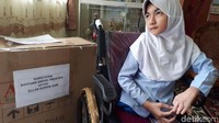 Kisah tentang Bulan, siswa SDN 88 Pekanbaru, yang terlahir dengan kondisi tanpa kedua kaki sampai ke Presiden Jokowi. Bulan pun mendapat kiriman kursi roda dari Jokowi.