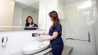 Seorang pengunjung menjajal suasana dan kamar mandi di hotel tersebut. Foto: dok. Grand G7 Hotel