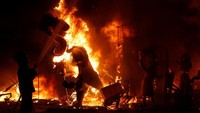 Selama Fallas biasanya dipamerkan beragam monumen satir bertemakan sesuatu yang tengah kontroversial di masyarakat.  (Foto: Dok. REUTERS/Heino Kalis)